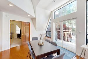 Dog-friendly escape with central AC and fireplace - Recreation Center & Beach Club