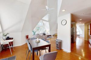 Dog-friendly escape with central AC and fireplace - Recreation Center & Beach Club