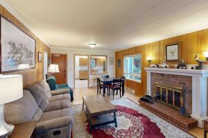 Comfy duplex with peekaboo ocean views private hot tub & easy beach access