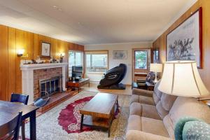 Comfy duplex with peekaboo ocean views private hot tub & easy beach access