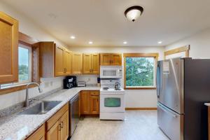 Comfy duplex with peekaboo ocean views private hot tub & easy beach access