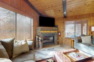 Cozy Lodge-Inspired Retreat - Access Tahoe Donner Rec Center Golf & Skiing