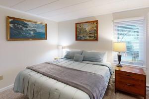 Comfy duplex with peekaboo ocean views private hot tub & easy beach access