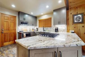 Cozy Lodge-Inspired Retreat - Access Tahoe Donner Rec Center Golf & Skiing