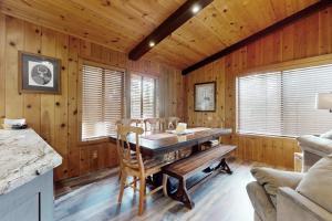 Cozy Lodge-Inspired Retreat - Access Tahoe Donner Rec Center Golf & Skiing
