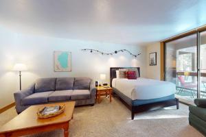 Bright studio with access to hot tub & pools - near the slopes