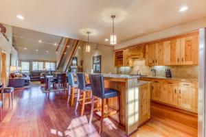 Luxury penthouse condo withshared pool hot tub & great mountain views
