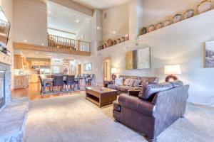 Luxury penthouse condo withshared pool hot tub & great mountain views