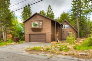 Home with private hot tub 2 fireplaces & W&D - drive minutes to hiking golf
