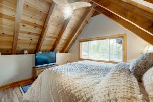 Home with private hot tub 2 fireplaces & W&D - drive minutes to hiking golf