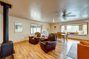 Home with private hot tub 2 fireplaces & W&D - drive minutes to hiking golf