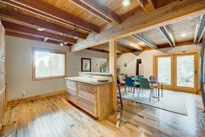 Home with private hot tub 2 fireplaces & W&D - drive minutes to hiking golf