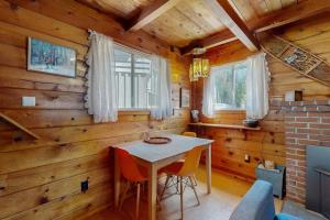 Cozy & comfortable mountain cabin with great Government Camp location