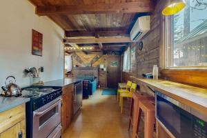 Cozy & comfortable mountain cabin with great Government Camp location