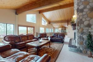 Lakeview home with WiFi billiards & Ping-Pong
