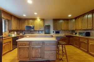 Lakeview home with WiFi billiards & Ping-Pong