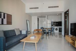 Blueground Dubai Marina pool AC nr JBR Beach DXB-1639