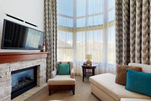 Two units at the Everline Resort & Spa - Ski-in-ski-out fireplace pools & gym