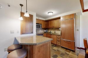 Two units at the Everline Resort & Spa - Ski-in-ski-out fireplace pools & gym