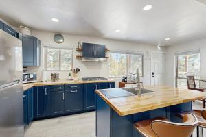 Inviting Townhome with Heated Floors Ski Storage Close to Heavenly Ski Resort