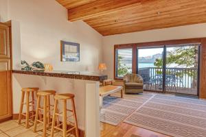Lakefront getaway with Private beach access & balcony sleeps 6