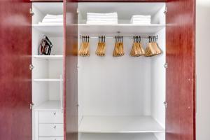 Blueground Burj Views city view pool gym DXB-1161