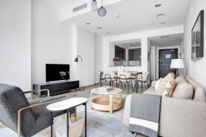 Blueground Wharf Tower 1 city view pool gym DXB-974