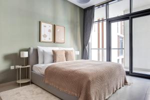 Blueground Wharf Tower 1 city view pool gym DXB-974