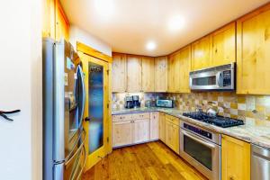 Spacious Home with Gorgeous Forested View Pool Table Private Hot Tub & Deck