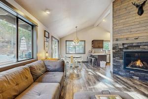 Beautiful updated home SHARC passes included with bikes hot tub central AC
