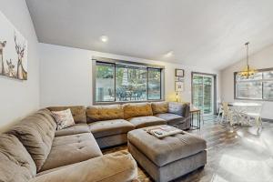 Beautiful updated home SHARC passes included with bikes hot tub central AC