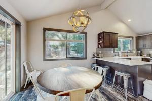 Beautiful updated home SHARC passes included with bikes hot tub central AC