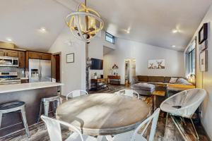 Beautiful updated home SHARC passes included with bikes hot tub central AC