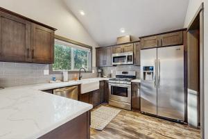 Beautiful updated home SHARC passes included with bikes hot tub central AC