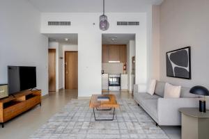 Blueground Dubai Marina pool nr Marina DXB-1705