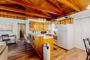 Dog-friendly cabin with private hot tub fireplace grill patio streaming