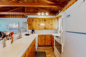 Dog-friendly cabin with private hot tub fireplace grill patio streaming