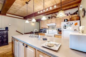 Rustic townhome in a great location with wood stove grill balcony & internet