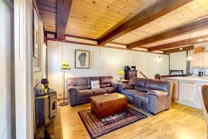 Rustic townhome in a great location with wood stove grill balcony & internet