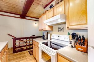 Rustic townhome in a great location with wood stove grill balcony & internet