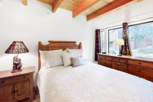 Spacious townhouse with shared hot tub & pool sleeps 6