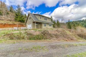 Mountain cabin on 5 acres with private hot tub & Mt Hood views