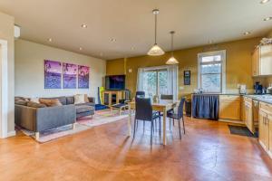 Mountain cabin on 5 acres with private hot tub & Mt Hood views