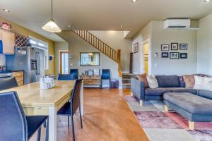 Mountain cabin on 5 acres with private hot tub & Mt Hood views