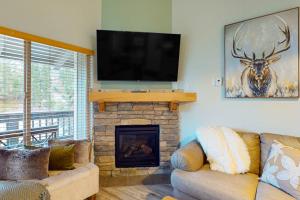 Mountain-view condo near skiing with fireplace