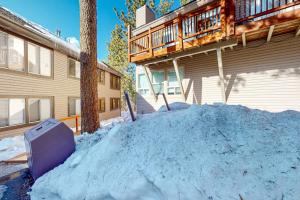 Condo near Lake Tahoe with pool hot tub grill & wood fireplace - sleeps 6