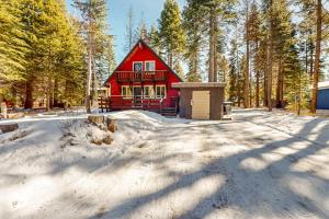 Family-friendly cabin with fireplace bikes loft games & skiing nearby