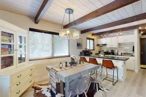 Family-friendly cabin with fireplace bikes loft games & skiing nearby