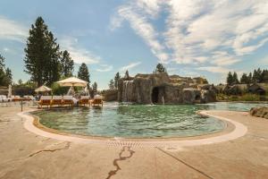 Luxury home with private hot tub bikes & fireplace - quarry pool & tennis access