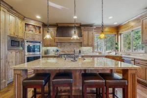 Luxury home with private hot tub bikes & fireplace - quarry pool & tennis access